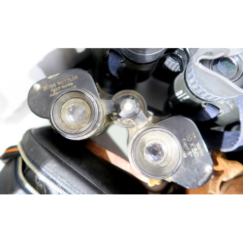 593 - Assorted binoculars, to include 10x50 binoculars by Zeiss, Wetzlar; Hylite 10x40 Field binoculars by... 