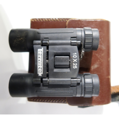 593 - Assorted binoculars, to include 10x50 binoculars by Zeiss, Wetzlar; Hylite 10x40 Field binoculars by... 