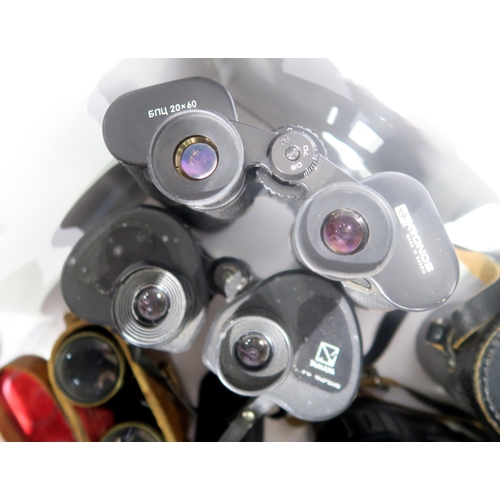 594 - Assorted binoculars, to include a pair of 