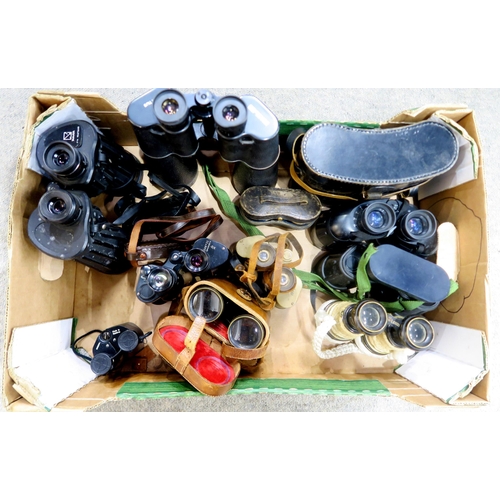 594 - Assorted binoculars, to include a pair of 