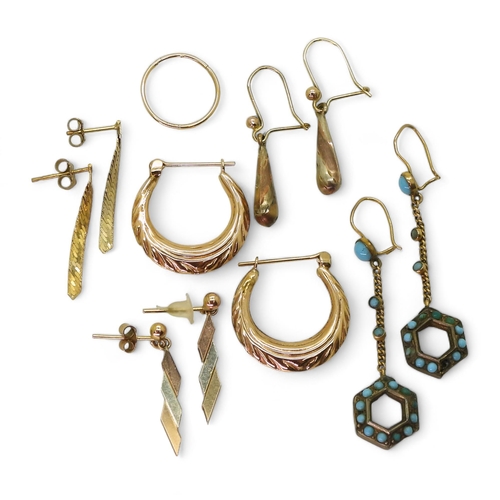 760 - Five pairs of gold and yellow metal earrings with one single hoop earring, creole earrings stamped 1... 