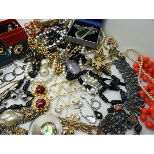 934 - A large collection of costume jewellery in a blue cargo style box, a Foxhunting pattern compact, Art... 