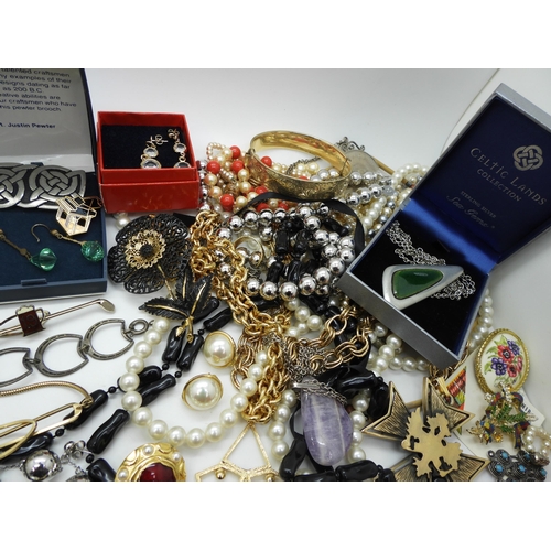 934 - A large collection of costume jewellery in a blue cargo style box, a Foxhunting pattern compact, Art... 