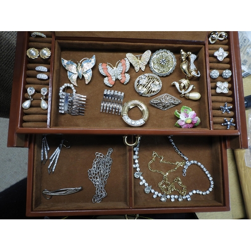 935 - A collection of costume jewellery to include butterfly brooches, in a jewellery box