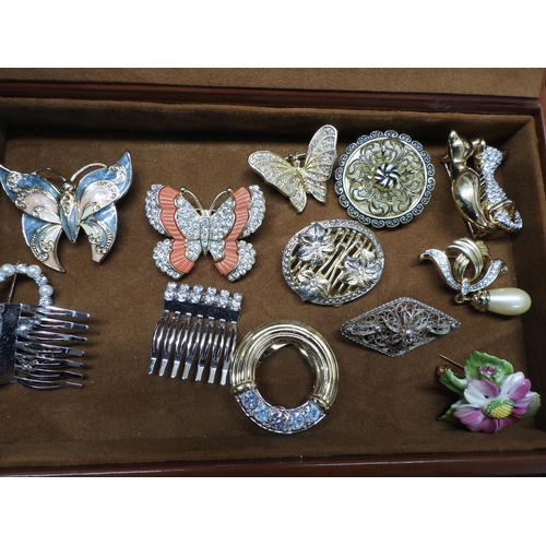 935 - A collection of costume jewellery to include butterfly brooches, in a jewellery box