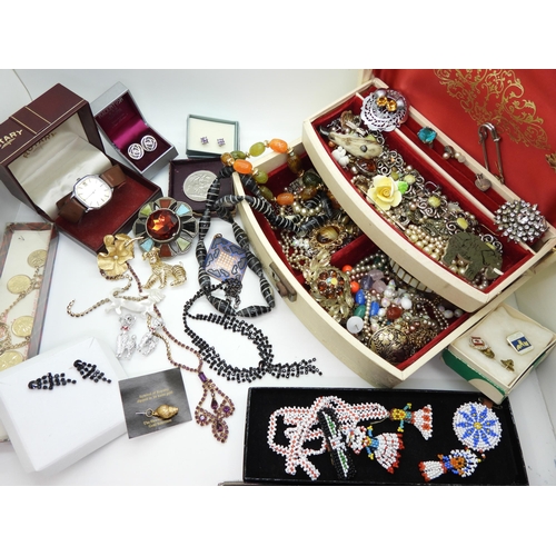 936 - A collection of vintage costume jewellery to include a selection of dog brooches, items by Miracle, ... 