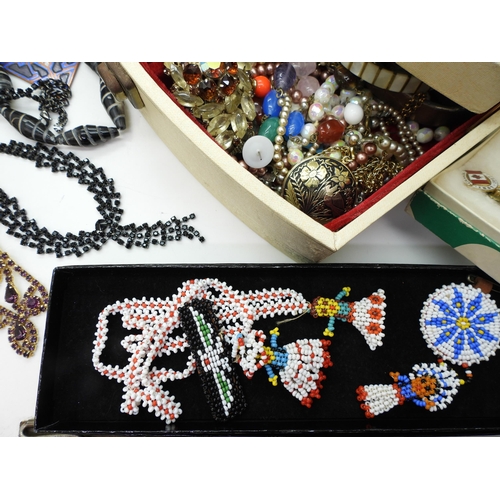 936 - A collection of vintage costume jewellery to include a selection of dog brooches, items by Miracle, ... 