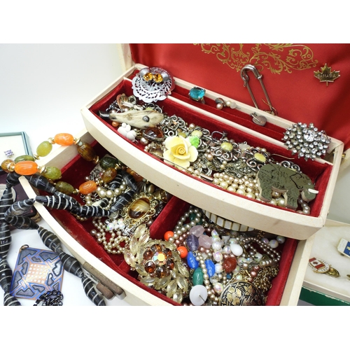 936 - A collection of vintage costume jewellery to include a selection of dog brooches, items by Miracle, ... 