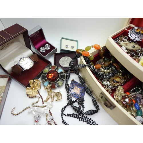 936 - A collection of vintage costume jewellery to include a selection of dog brooches, items by Miracle, ... 