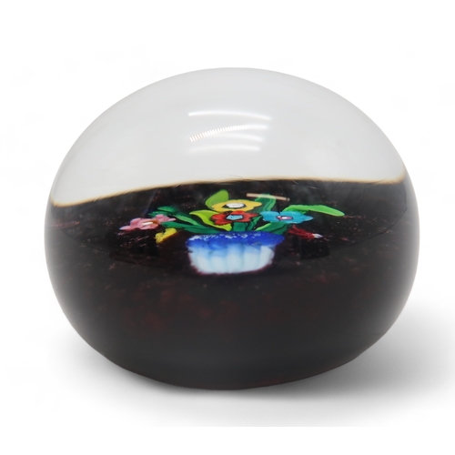 2200 - PETER HOLMES SCOTTISH BORDERS ART GLASS PAPERWEIGHTA Tribute to Paul Ysart paperweight, model no 13,... 