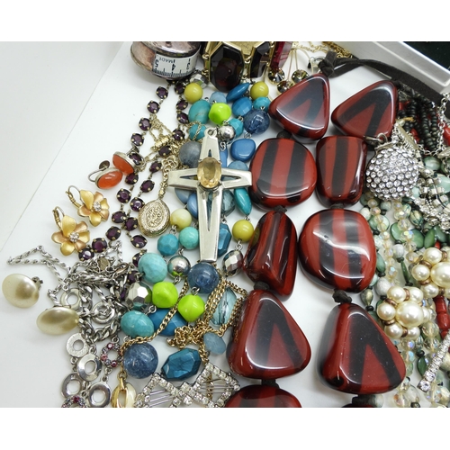 875 - Collection of costume jewellery to include a variety of beaded necklaces, vintage brooches and other... 