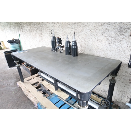 145 - A Large cast iron circa 1950 Williamson-Ross stereoscopic mapping table with associated multiplex pr... 