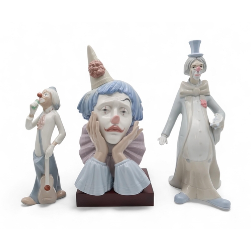 216 - A Lladro jester bust figure, number 5129, modelled by Jose Puchas, with stand, a Casades figure of a... 