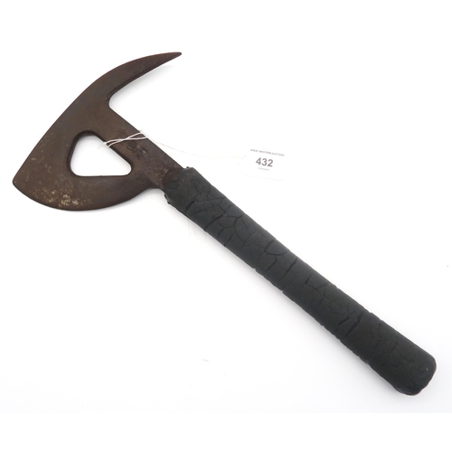 432 - A WW2 British glider/aircraft escape axe by Elwell, dated 1939