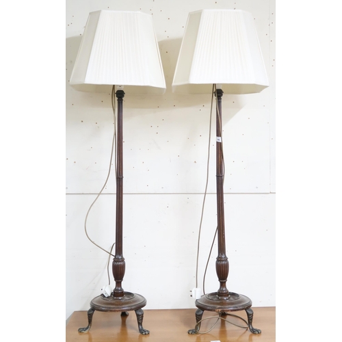 96 - A pair of 19th century style mahogany standard lamps with circular bases with paw feet, 138cm high (... 