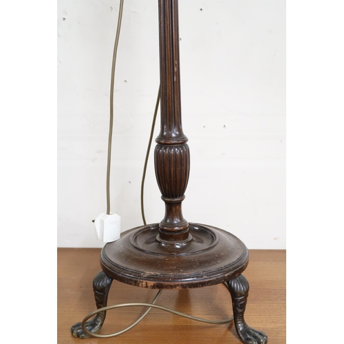 96 - A pair of 19th century style mahogany standard lamps with circular bases with paw feet, 138cm high (... 