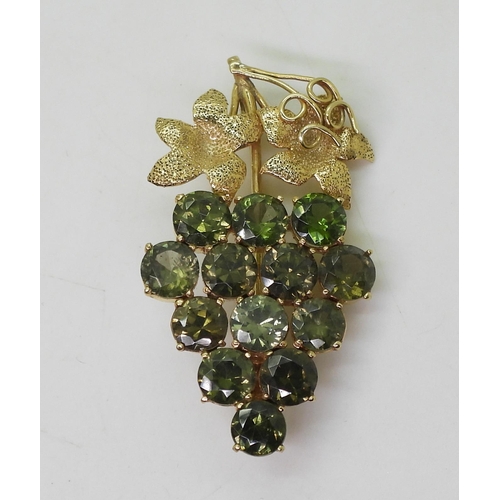 825 - A 14k gold bunch of grapes pendant brooch, set with green gemstones, weight 6.5gms