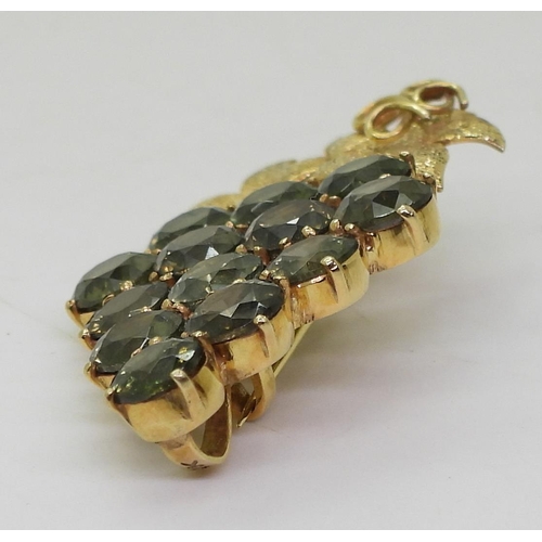 825 - A 14k gold bunch of grapes pendant brooch, set with green gemstones, weight 6.5gms