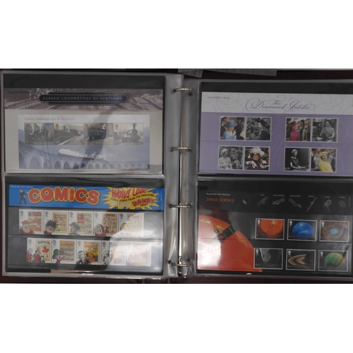 7020 - A lot comprising various GB first day covers, presentation packs and commemorative issues etc high f... 