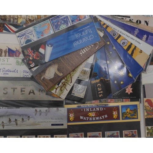 7031 - GREAT BRITAINa collection of presentation packs including 1993 definitive Post Office packs 28, 29, ... 