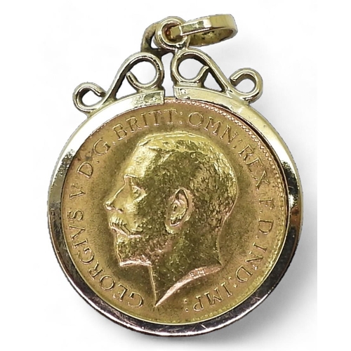 716 - A 1914 gold half sovereign in a 9ct gold pendant mount, weight 5.4gms