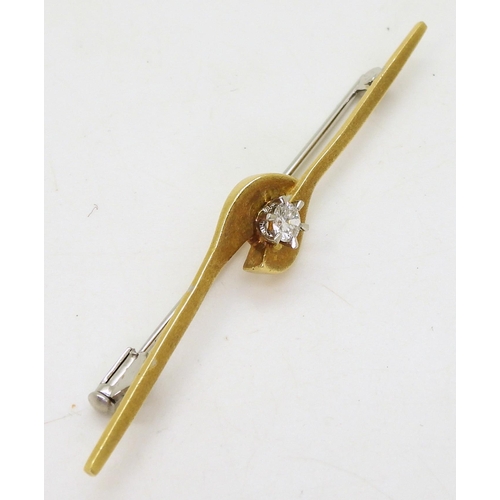 724 - An 18ct gold diamond set bar brooch, set with an 0.15ct diamond solitaire, weight 4.1gms