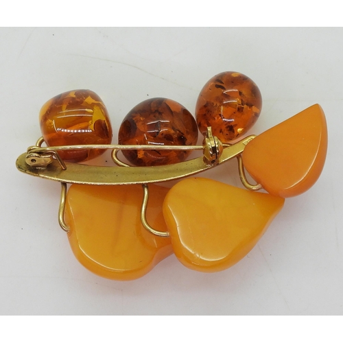 759 - A yellow metal brooch stamped with continental marks, and set with amber weight 11gms