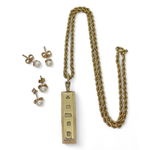 808 - a 9ct gold ingot pendant on a 46cm 9ct gold rope chain, and two pairs of pearl earrings, weight all ... 