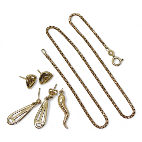 818 - A 40cm 9ct gold chain, a 9ct horn of plenty pendant, and two pairs of earrings 10.3gms