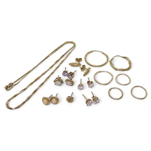 826 - A collection of 9ct gold and yellow metal items to include opal earrings, an (af) necklace and vario... 