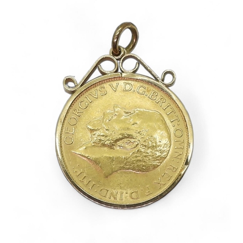 833B - A 1913 gold full sovereign in a yellow metal pendant mount, weight all together 8.9gms