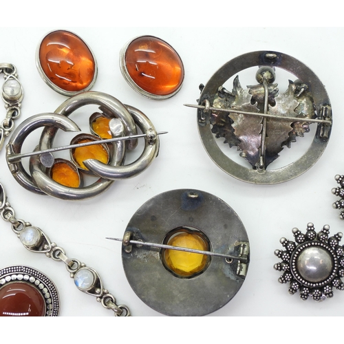 860 - A collection of Scottish themed brooches, to include a white metal thistle brooch, agate inlaid broo... 