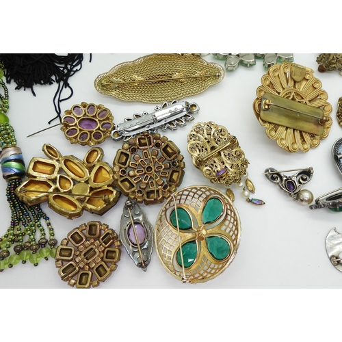 870 - A collection of vintage costume jewellery to include beads and brooches, a continental silver paste ... 