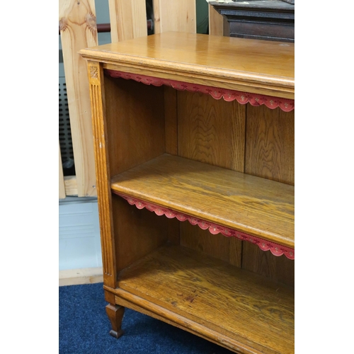 66 - An early 20th century two tier open bookcase on shaped tapering supports, 96cm high x 116cm wide x 3... 