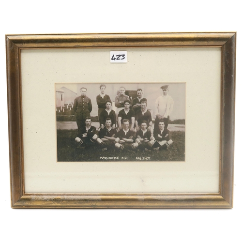 423 - A pair of RAF tropical shoulder eagles, mounted in a glazed frame alongside two group photographs of... 