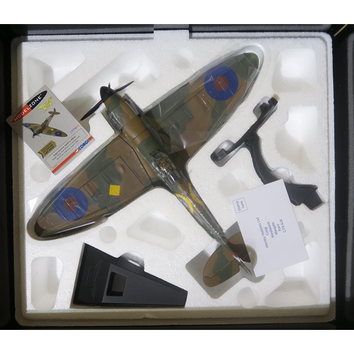 468 - Corgi Aviation Archive 1:72-scale: US39914 P-47-D Thunderbolt & P-51B Mustang Set - Lt. Waren Pe... 