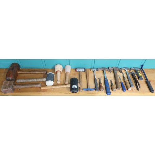 102 - A mixed lot of assorted mallets, hammers and nail/tack pullers