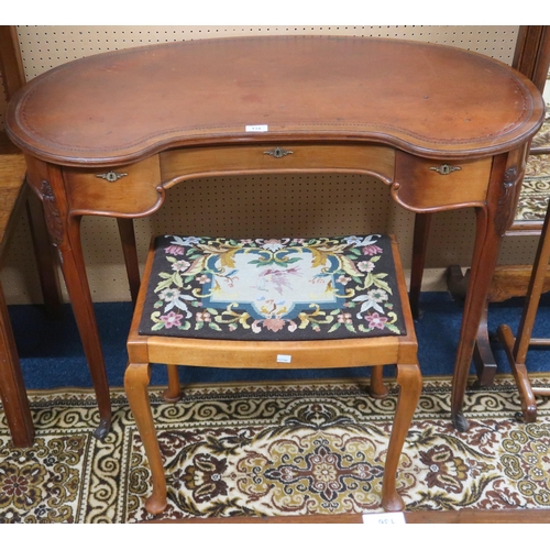 134 - A 20th century mahogany kidney shaped dressing table with three drawers on cabriole supports, 74cm h... 