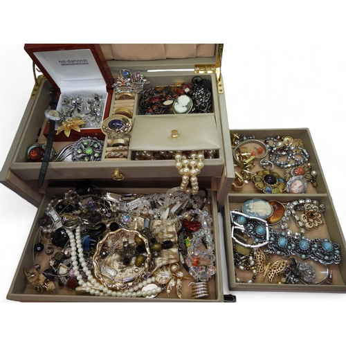 895B - A jewellery box full of vintage costume jewellery to include items by Miracle, Spanish Toledo brooch... 