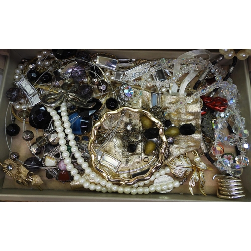 895B - A jewellery box full of vintage costume jewellery to include items by Miracle, Spanish Toledo brooch... 