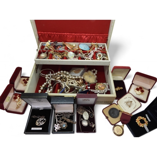 896B - A jewellery box full of vintage costume jewellery, a collection of silver Macintosh style jewellery,... 