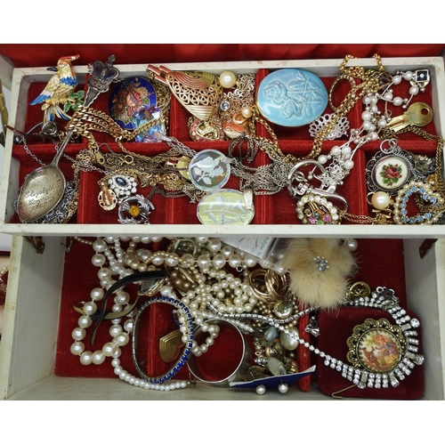 896B - A jewellery box full of vintage costume jewellery, a collection of silver Macintosh style jewellery,... 