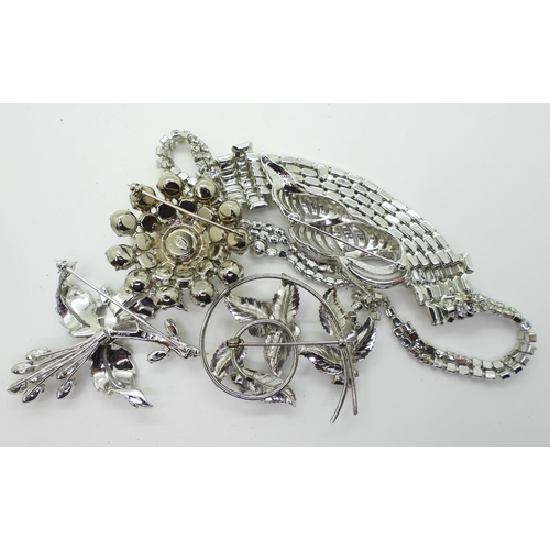 897D - A good collection of vintage diamante some signed by Avon, Weiss, Boucher, a silver rose brooch and ... 