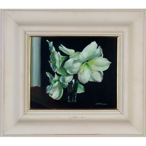 2913 - ALASTAIR W THOMSON (SCOTTISH CONTEMPORARY)AMARYLLIS, STILL LIFEOil on canvas, signed lower right, 24... 