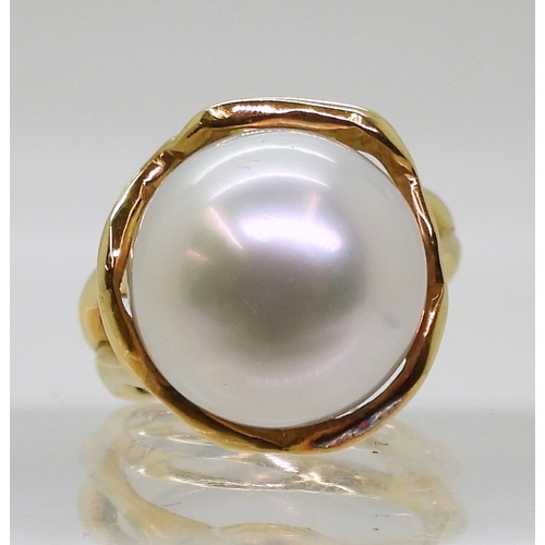 2705 - AN 18K PEARL STATEMENT RINGthe freeform mount bears Italian hallmarks for 18k, the pearl is approx 1... 