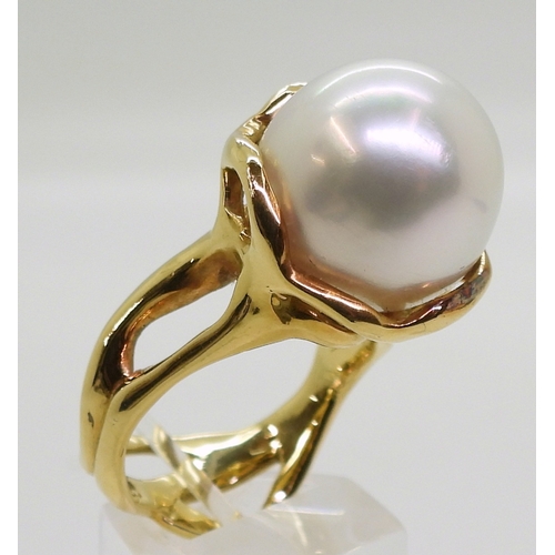 2705 - AN 18K PEARL STATEMENT RINGthe freeform mount bears Italian hallmarks for 18k, the pearl is approx 1... 