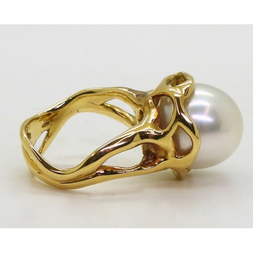 2705 - AN 18K PEARL STATEMENT RINGthe freeform mount bears Italian hallmarks for 18k, the pearl is approx 1... 