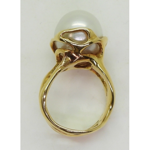 2705 - AN 18K PEARL STATEMENT RINGthe freeform mount bears Italian hallmarks for 18k, the pearl is approx 1... 