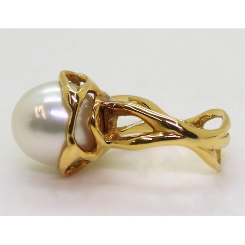 2705 - AN 18K PEARL STATEMENT RINGthe freeform mount bears Italian hallmarks for 18k, the pearl is approx 1... 