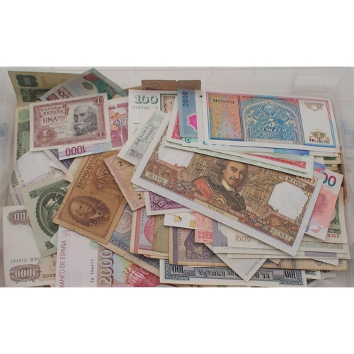 465E - A collection of worldwide banknotes featuring Europe and Central Asia